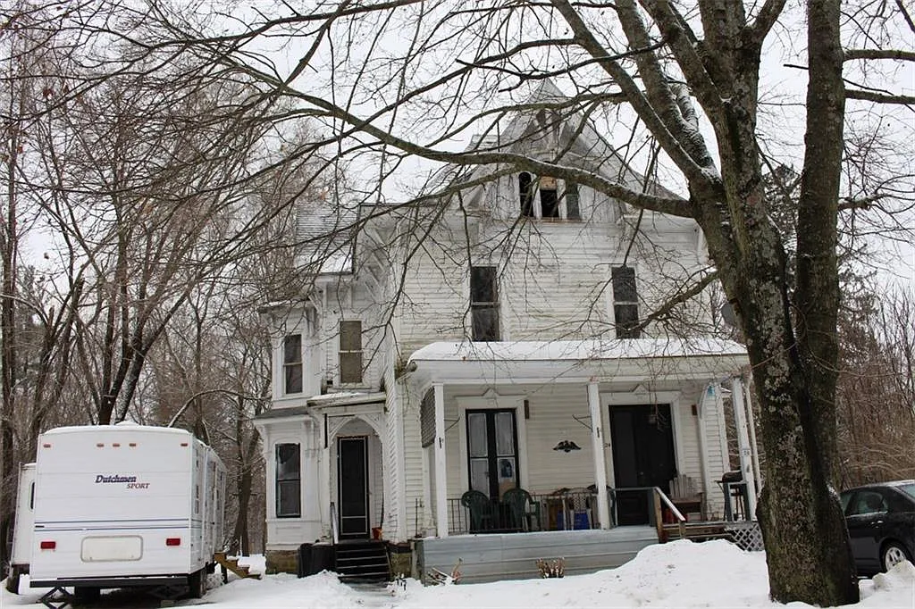 24 Maple Ave photo 1