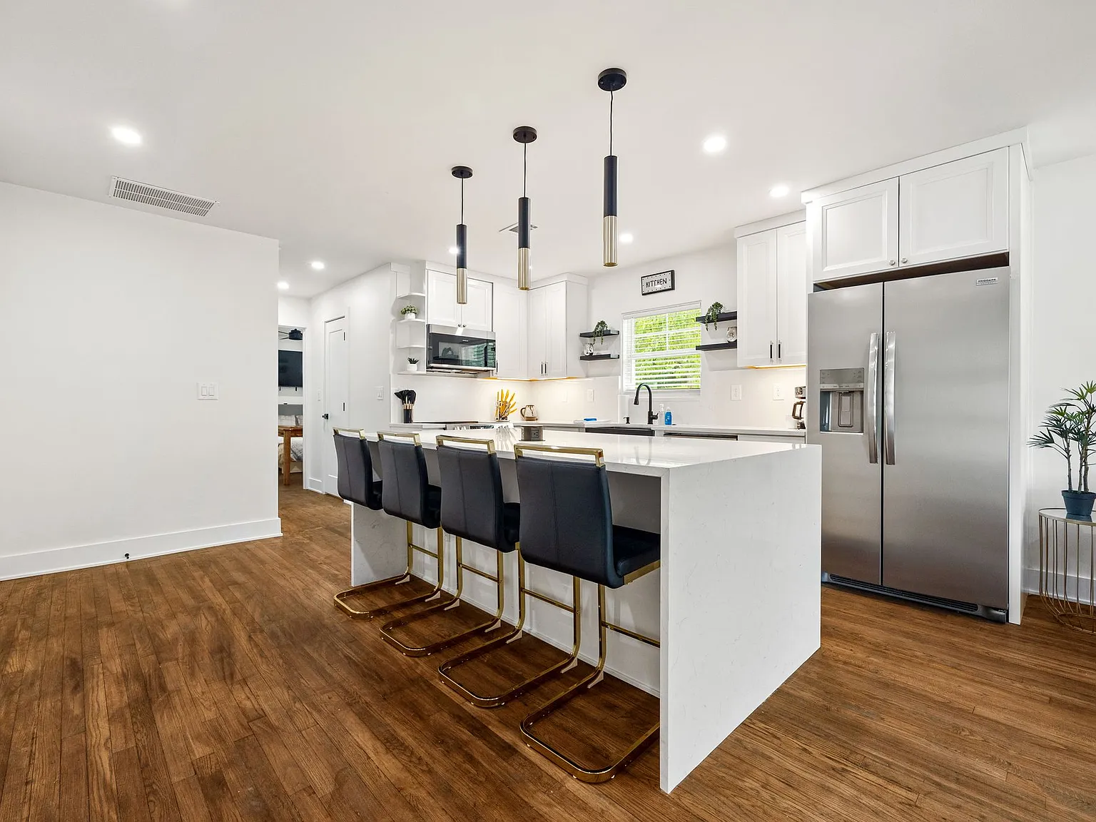 5 bed, 2448 sqft, $6,000 — Photo 2