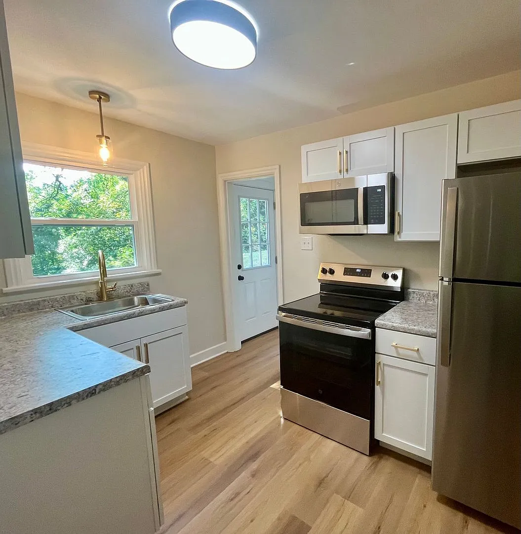 Two bedroom house on dead-end street — Photo 3