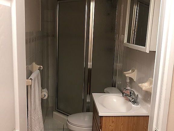 2nd floor full bathroom