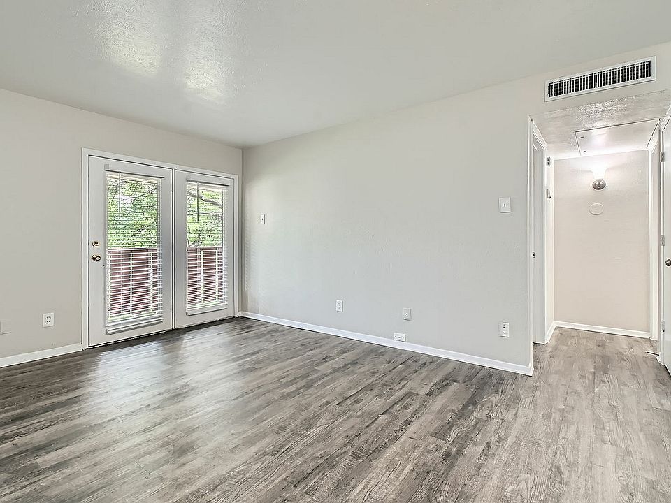 3505 Fawn Valley Dr Unit 2068 - Web Quality - 003 - 04 Living Room