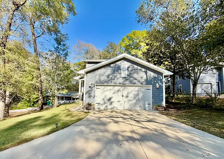 411B Redwood Ave — Photo 1