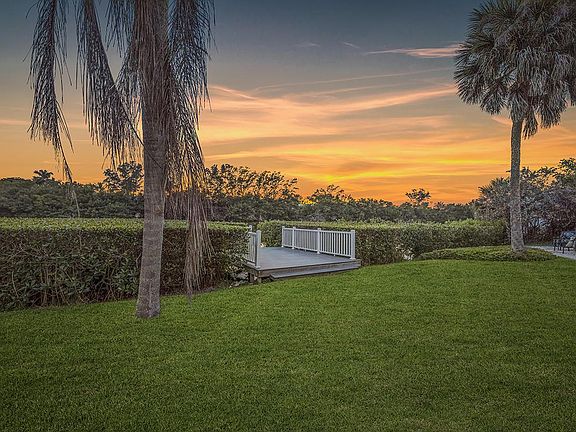 Deck and dock on the lagoon. Perfect for kayaking and fishing.
