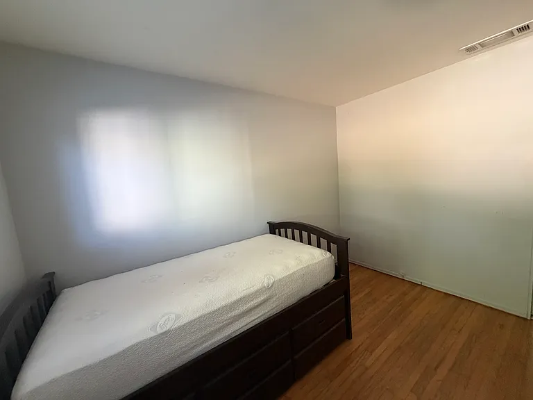 182 Greenwich Dr — Photo 4