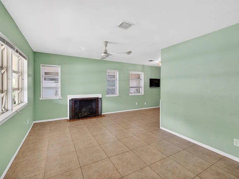 841 SW 18th Ct — Photo 16