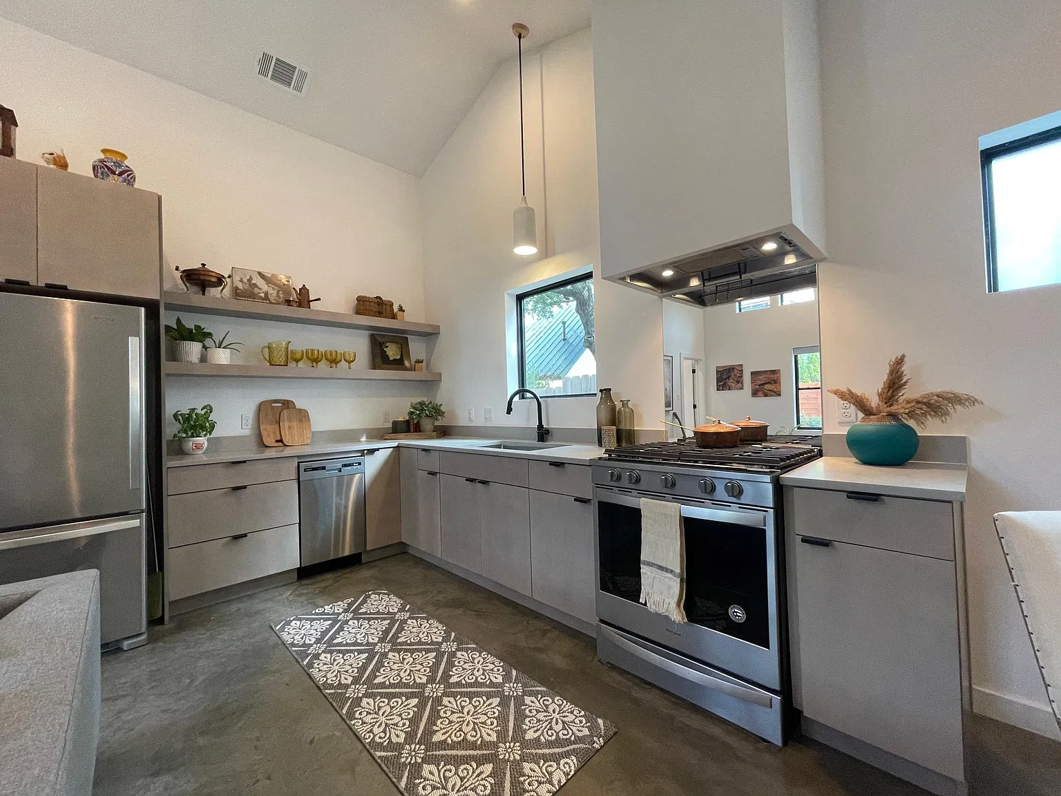 804 W Annie St — Photo 3
