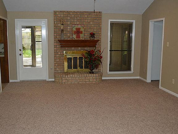16x21 living area has recent carpet and fresh paint!