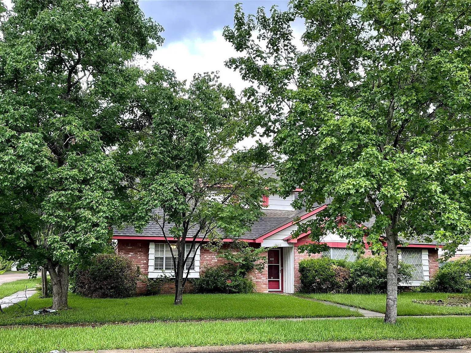 4 bed, 2.0 bath, 2389 sqft, $2,000 — Photo 1