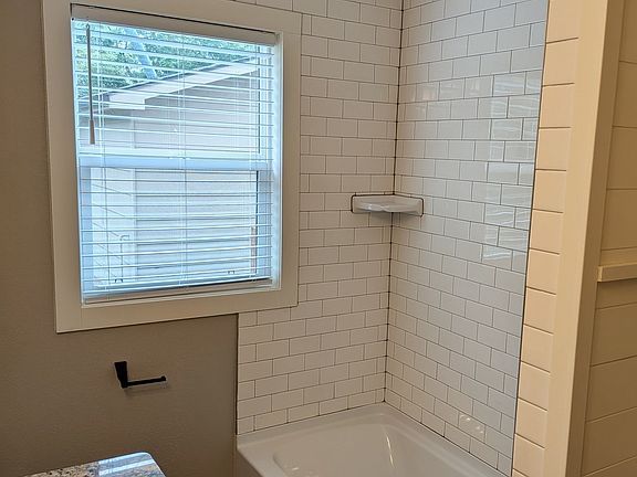 4th image of 729 N Bebe St