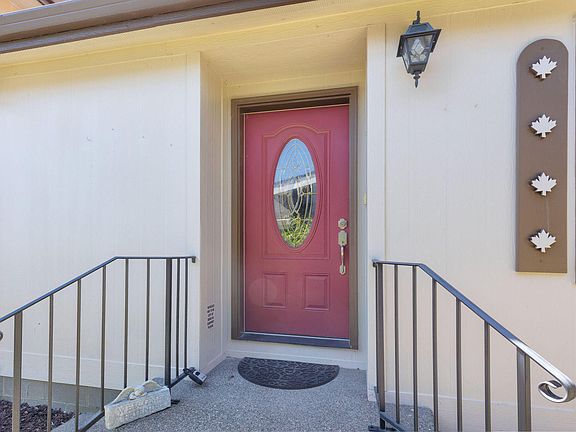 3rd image of 159 NW Wrightwood Cir
