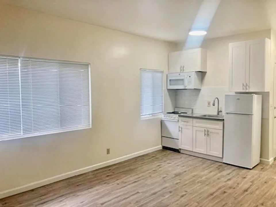 5 F St #4