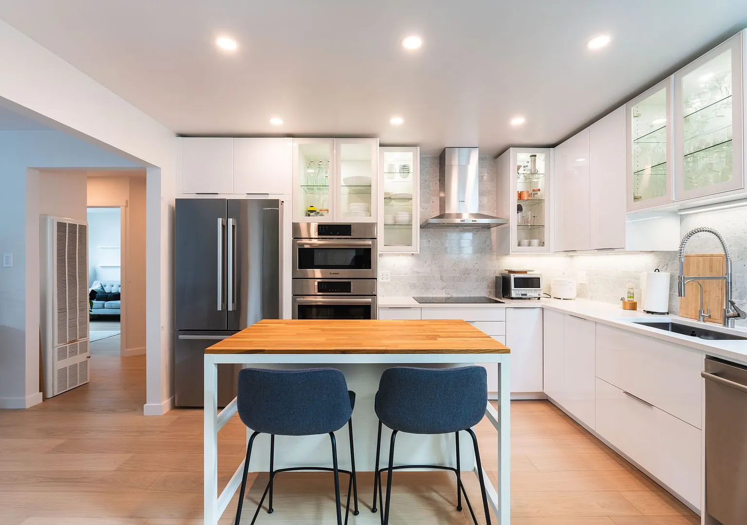 Epic REA - Amazing Noe Valley Renovated Top Floor Unit w/Garage Parking — Photo 2