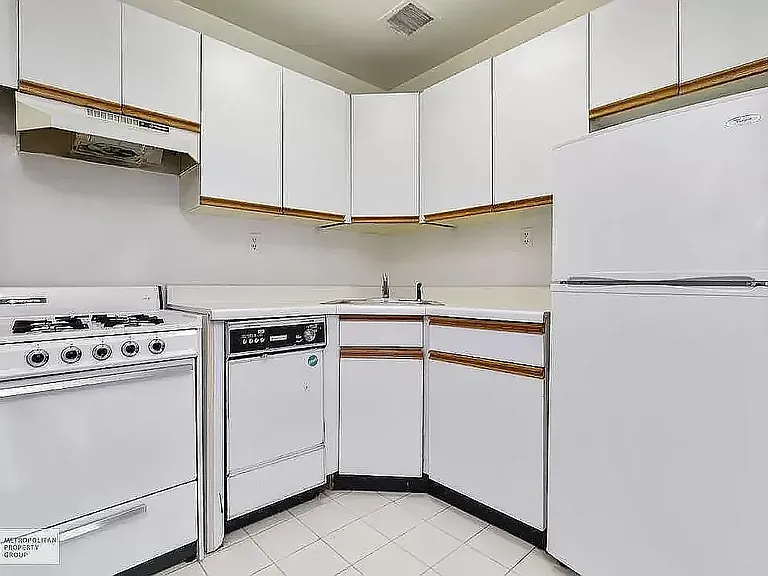 220 E 24th St #7F — Photo 3