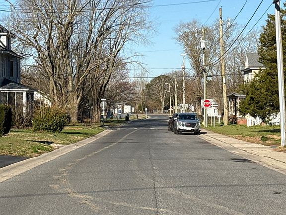 5th image of 301 E Walnut St