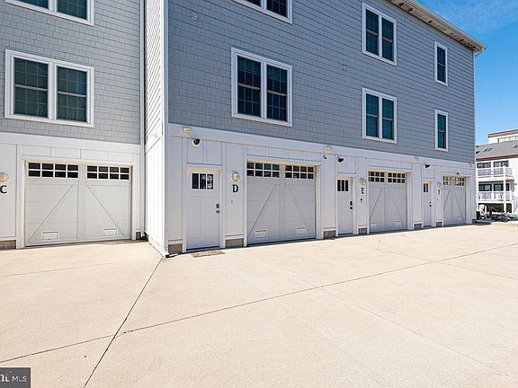 4th image of 220 25th St #D