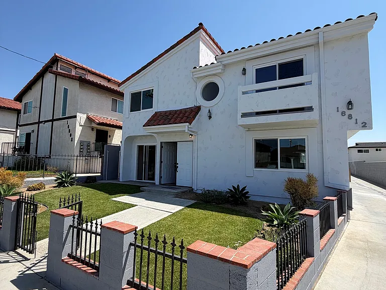 Front of home with private front yard.