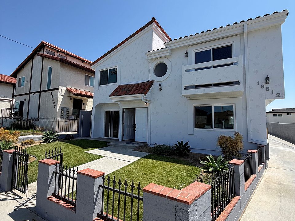 Front of home with private front yard.