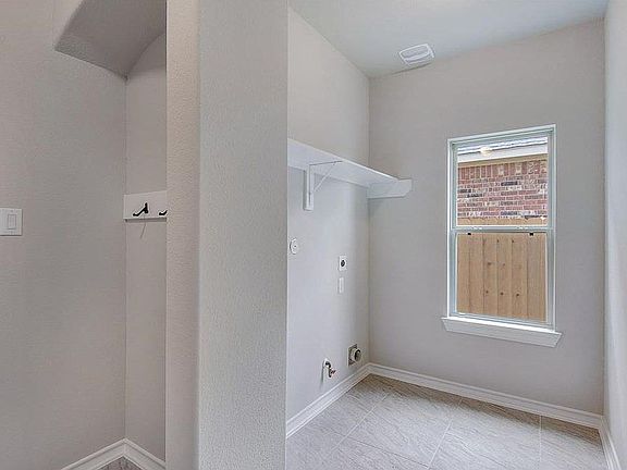 4th image of 2427 Dianna Lee Dr