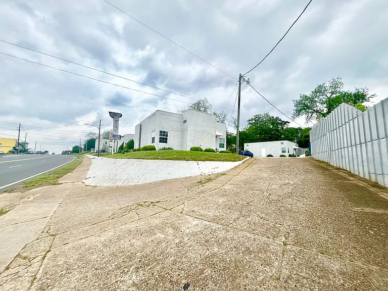 700 W Upshur Ave — Photo 2