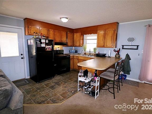 5th image of 2402 Maplewood Dr