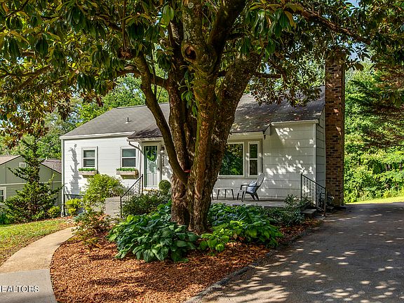 3rd image of 3929 Forest Glen Dr