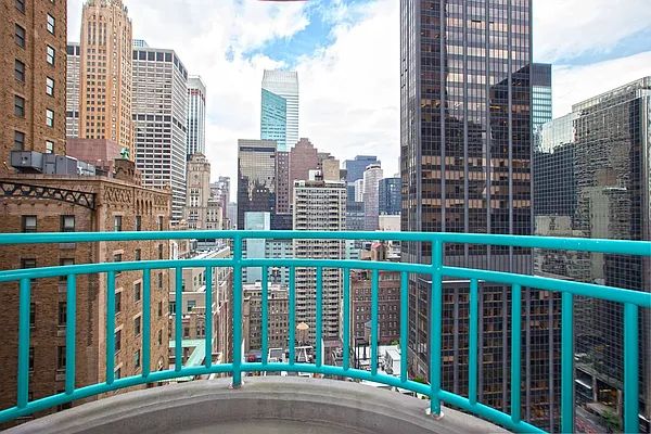 Rented by BLU Real Estate | media 21