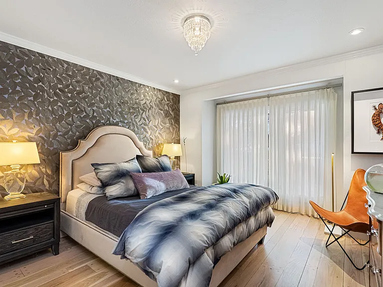 Main House Guest Bedroom
Shared Bath