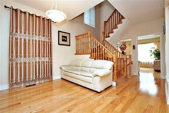 33 Golden Oak Ave — Photo 4