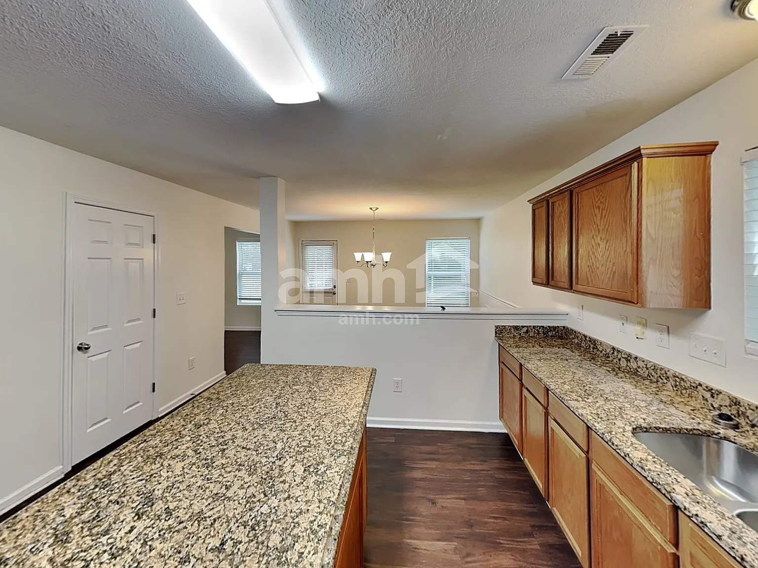 4 bed, 2.5 bath, 1950 sqft, $2,400 — Photo 4