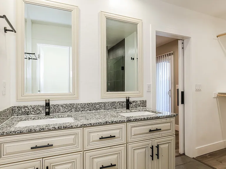 2321 W Mobile Ln — Photo 9