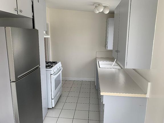 3rd image of 11005 1/2 Hortense St