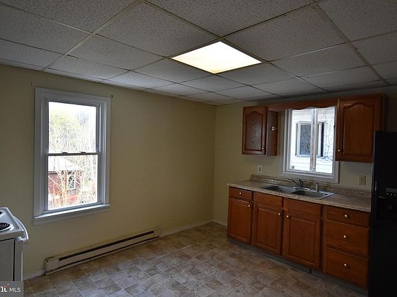 3rd image of 414 W Poplar St