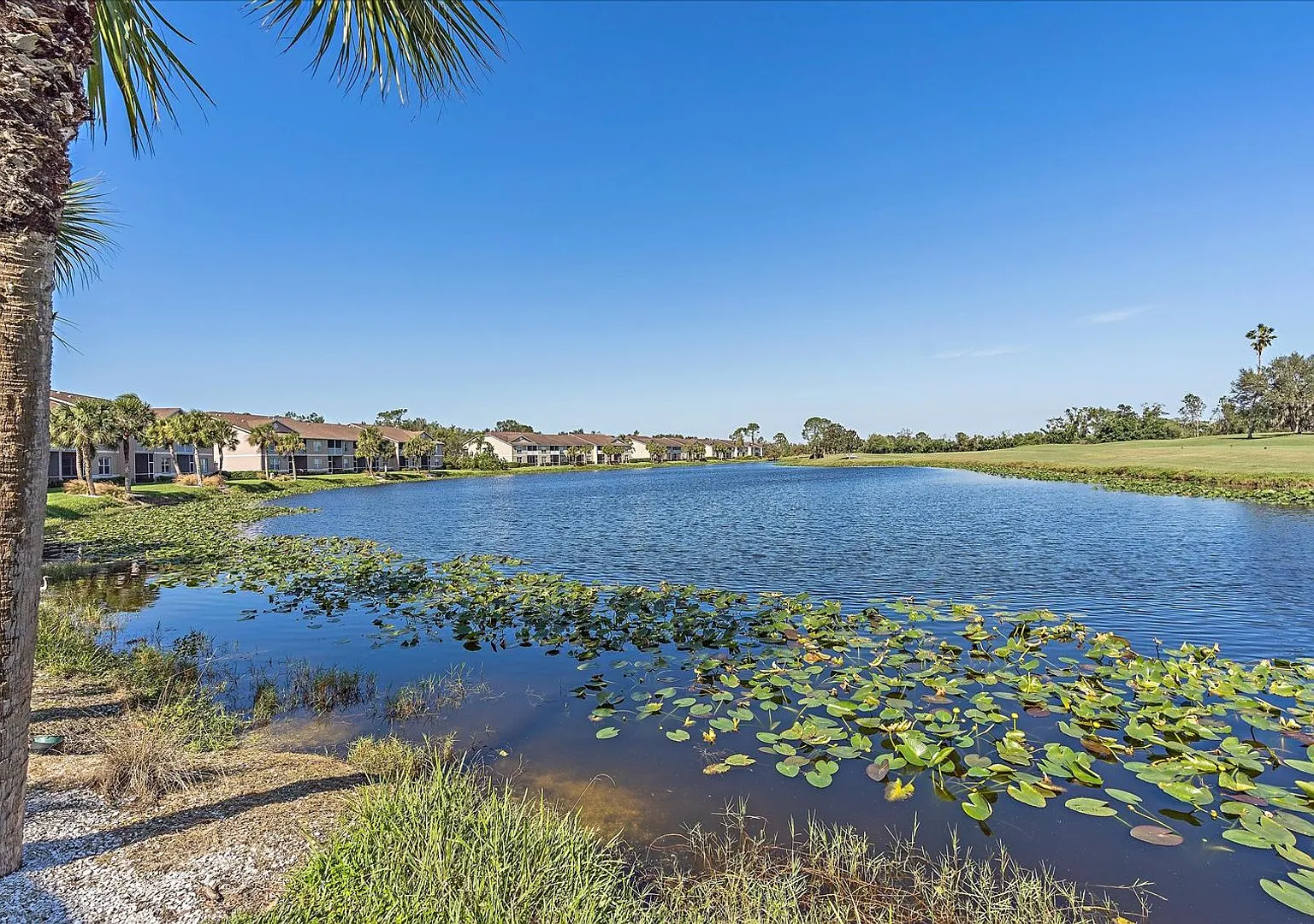 Call For Last Minute Discounts *2br/2b W/Den Lake View Condo In Heritage Oaks Golf & Country Club — Photo 4