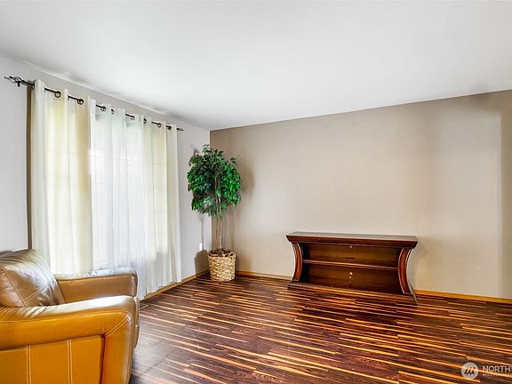 5th image of 804 S Sycamore Lane