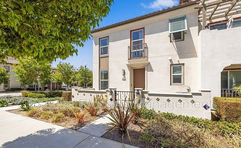 3 bed, 2.5 bath, 1619 sqft, $3,795 — Photo 2