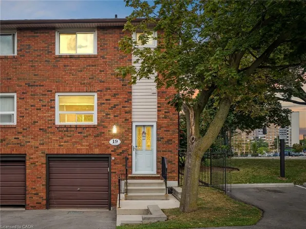 90 Magnolia Dr #19, Hamilton, ON L9C 6R9