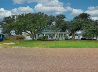 609 S Magnolia St, Rockport, TX 78382