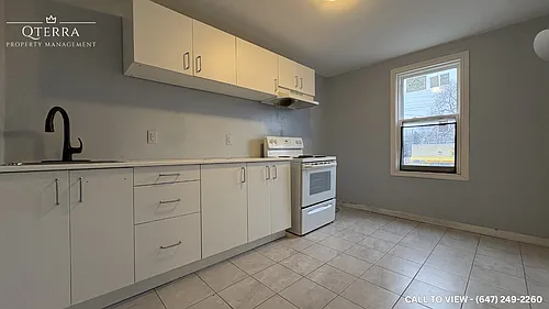 1525 Barton St E Photo 1