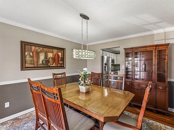 5th image of 1015 SE Applewood Ln