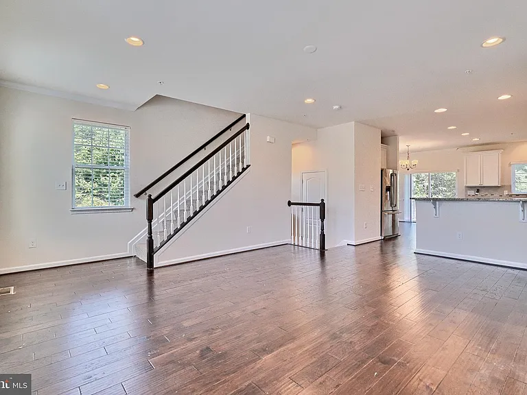 8016 Blue Stream Dr — Photo 9