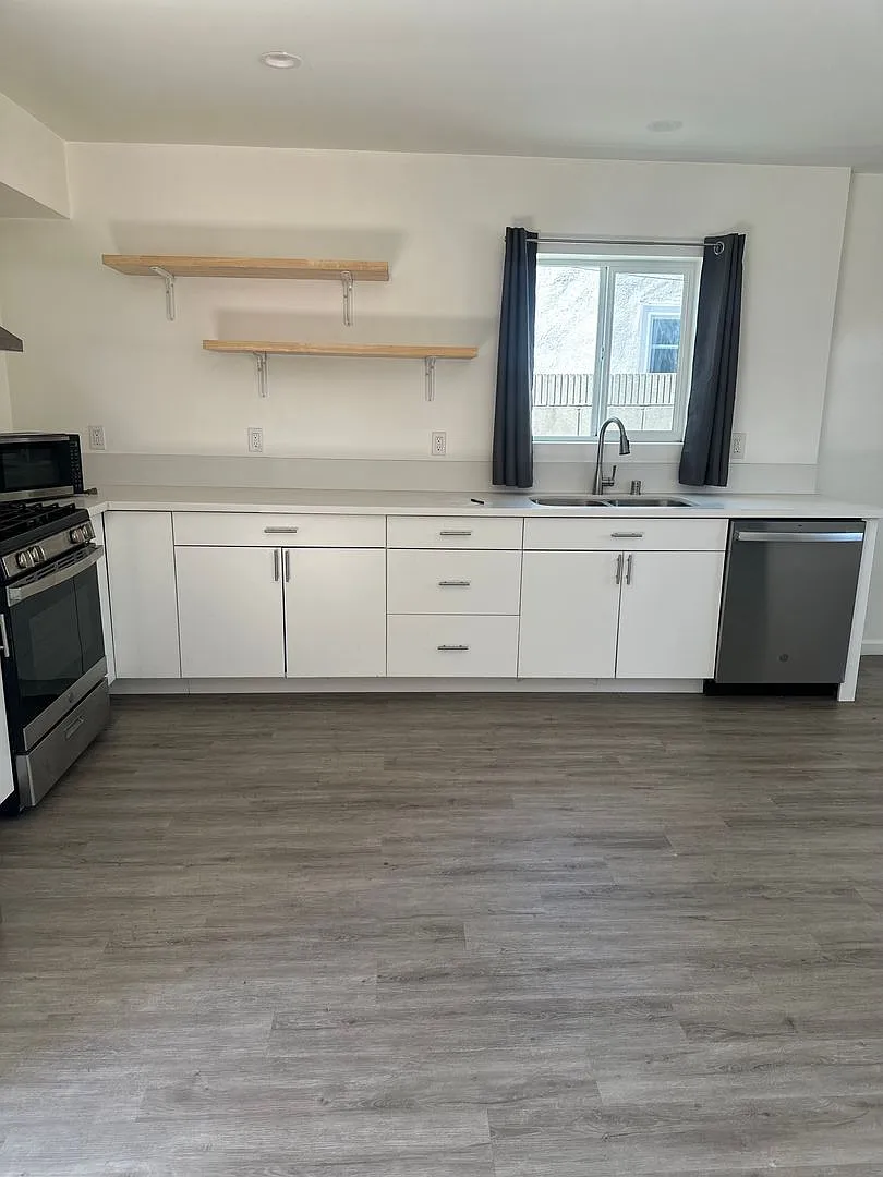 Beautiful, upgraded Studio with Parking and Washer/Dryer Hookups — Photo 2
