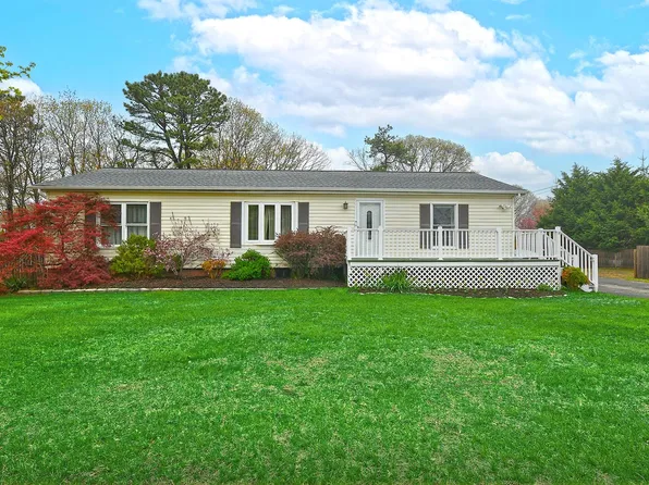1 Mews Court, Holtsville, NY 11742