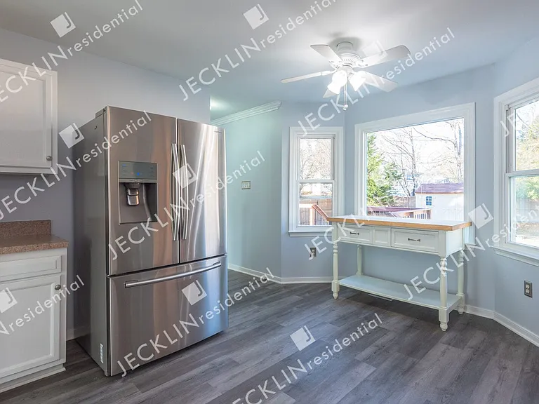 9020 Castle Point Dr — Photo 13