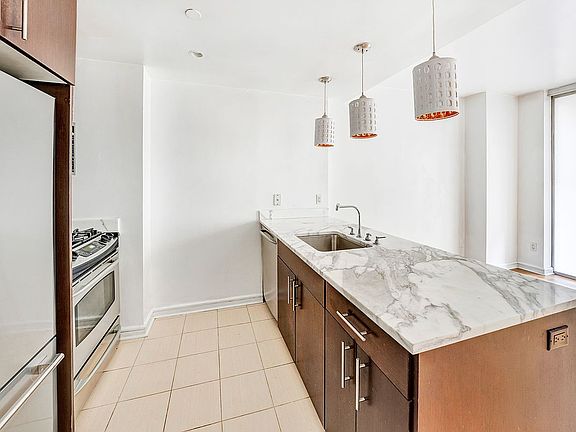 4th image of 350 W 53rd St