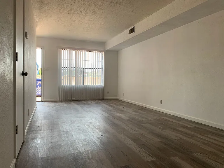 1932 Buena Vista Dr SE — Photo 3
