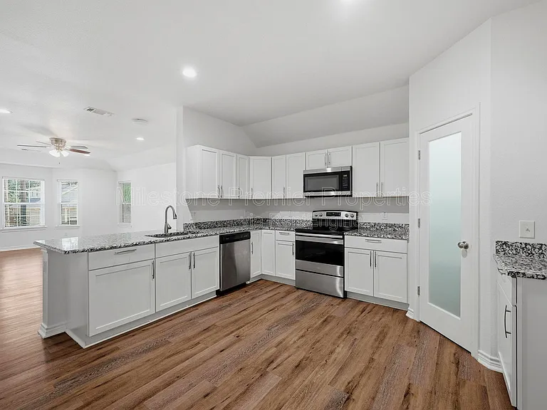 422 E Elm St — Photo 9