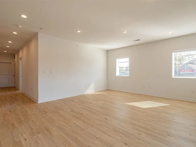 100 W Mockingbird Ln #201 — Photo 2
