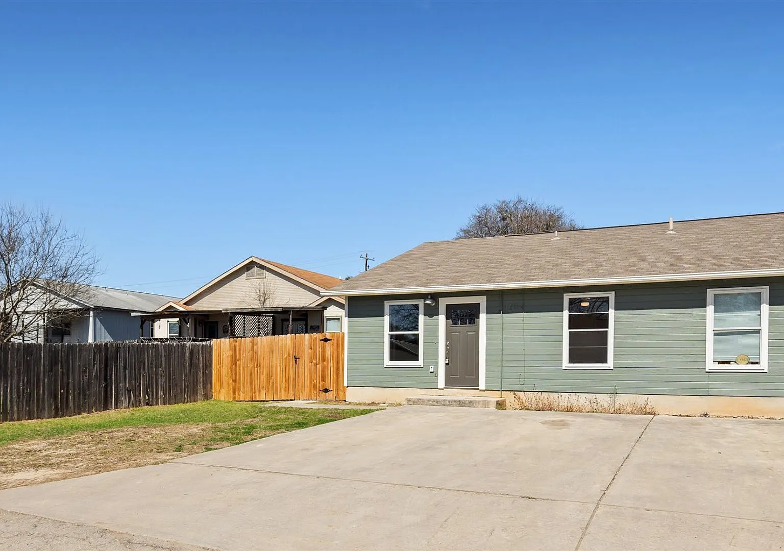 1202 Hillyer St - 3 Bedroom / 2 Bathroom with Fenced Yard - 50% off First Month's rent! — Photo 3