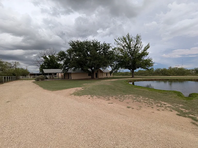 5694 N US Highway 277 — Photo 2