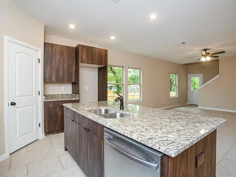 134 Canales Cir — Photo 4